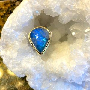 Large Pear Shaped Blue Rainbow Moonstone w/Split band. Size 7. Retail 196. NWT